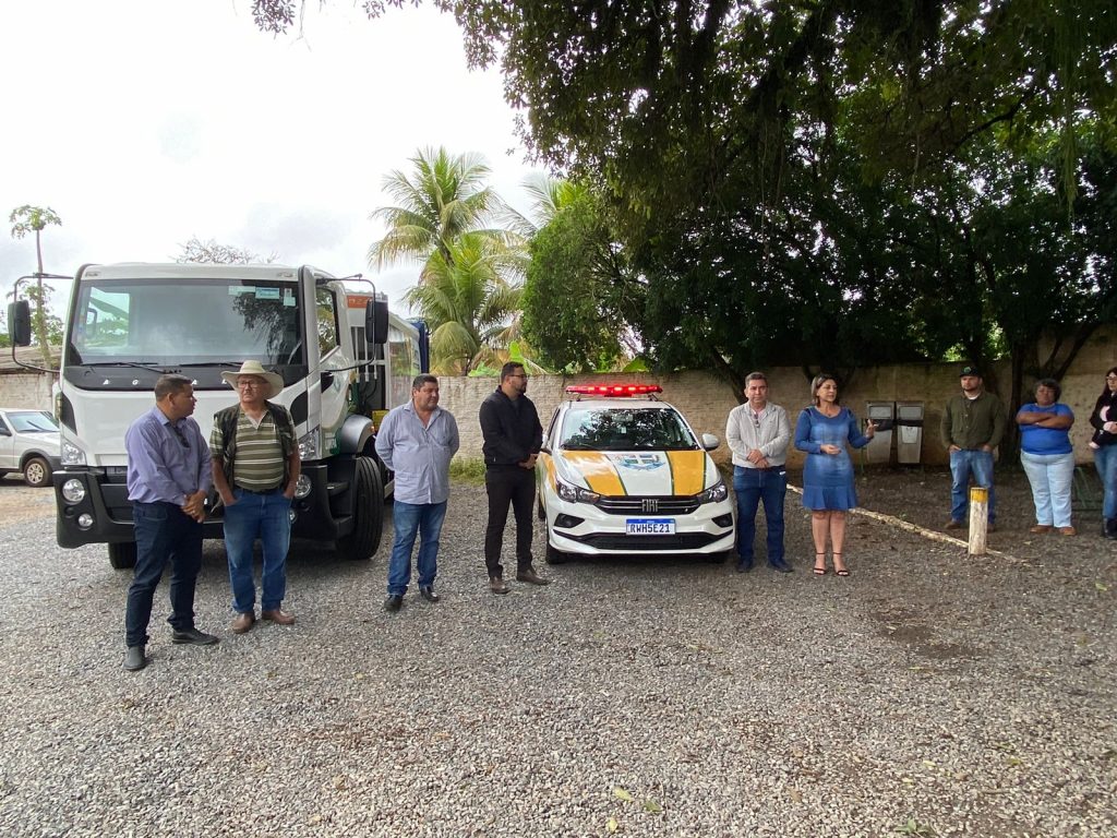 Vereadores participam da entrega de um caminhão zero km compactador de lixo para a Secretaria de Meio Ambiente e um carro zero km para o Departamento Municipal de Transporte e Trânsito (Demtrat). Vereadores participam da entrega de um caminhão zero km compactador de lixo para a Secretaria de Meio Ambiente e um carro zero km para o Departamento Municipal de Transporte e Trânsito (Demtrat).