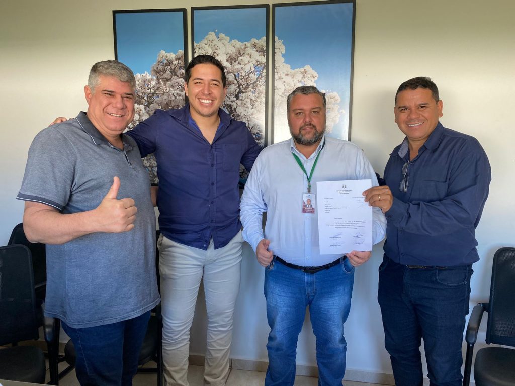 Vereadores recebem a visita do assessor Antônio Teixeira da Luz Ollé representando o Deputado Federal Marcos Pollon na Câmara Municipal de Bonito/MS. Vereadores recebem a visita do assessor Antônio Teixeira da Luz Ollé representando o Deputado Federal Marcos Pollon na Câmara Municipal de Bonito/MS.