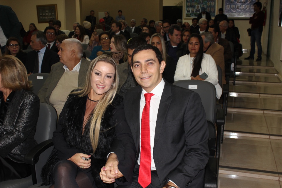 Câmara Municipal entrega título de Cidadão Bonitense