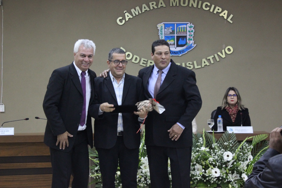 Câmara Municipal entrega título de Cidadão Bonitense