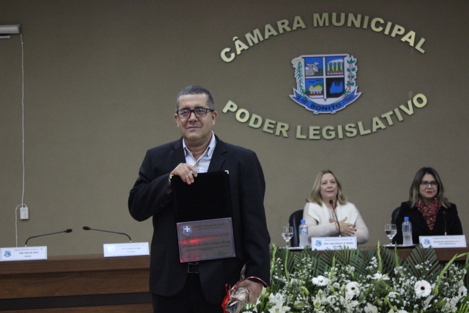 Câmara Municipal entrega título de Cidadão Bonitense