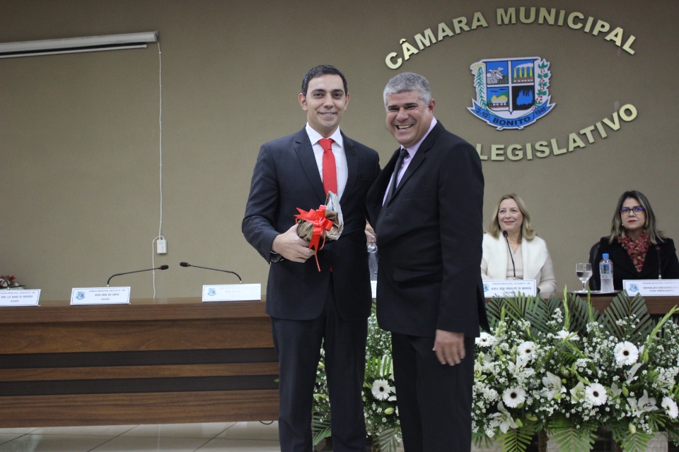 Câmara Municipal entrega título de Cidadão Bonitense