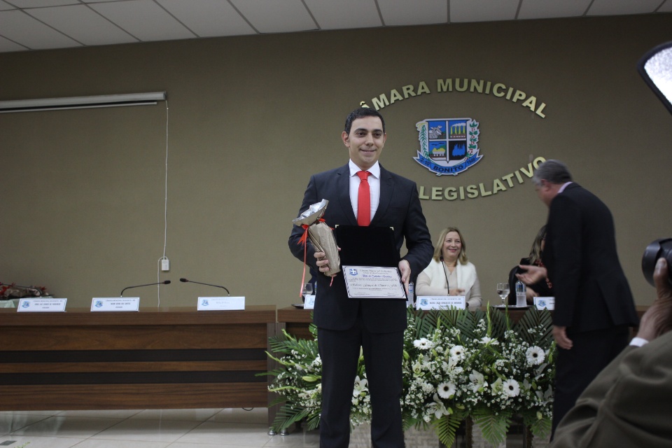 Câmara Municipal entrega título de Cidadão Bonitense