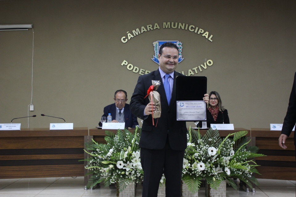 Câmara Municipal entrega título de Cidadão Bonitense