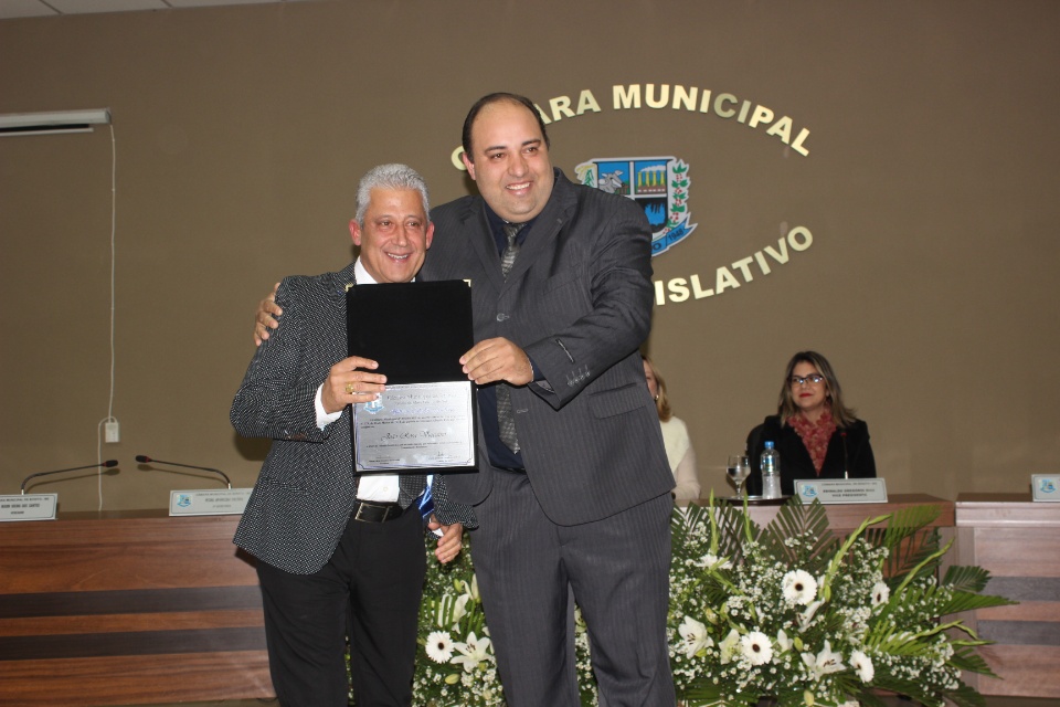 Câmara Municipal entrega título de Cidadão Bonitense