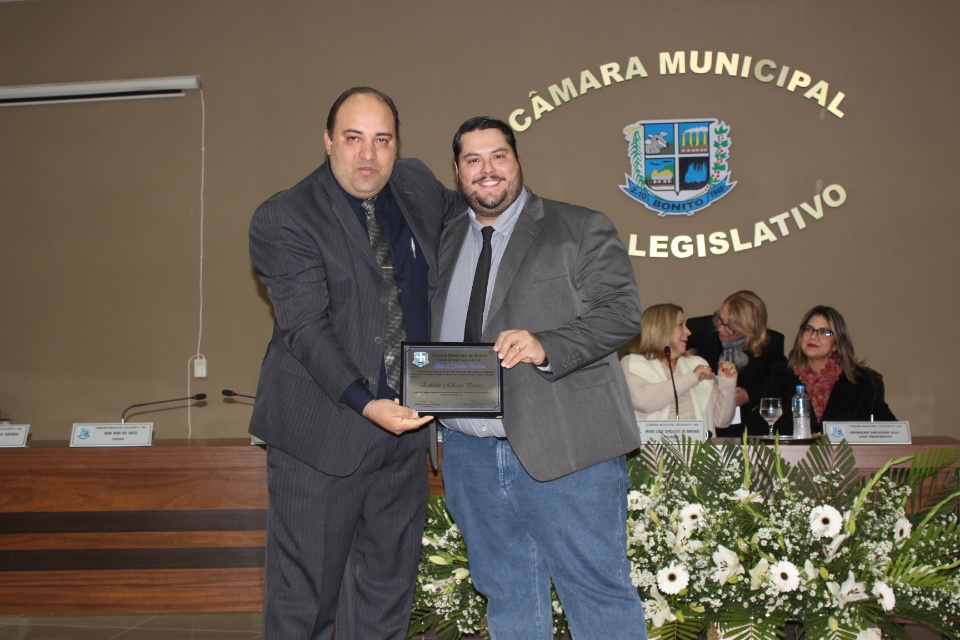 Câmara Municipal entrega título de Cidadão Bonitense