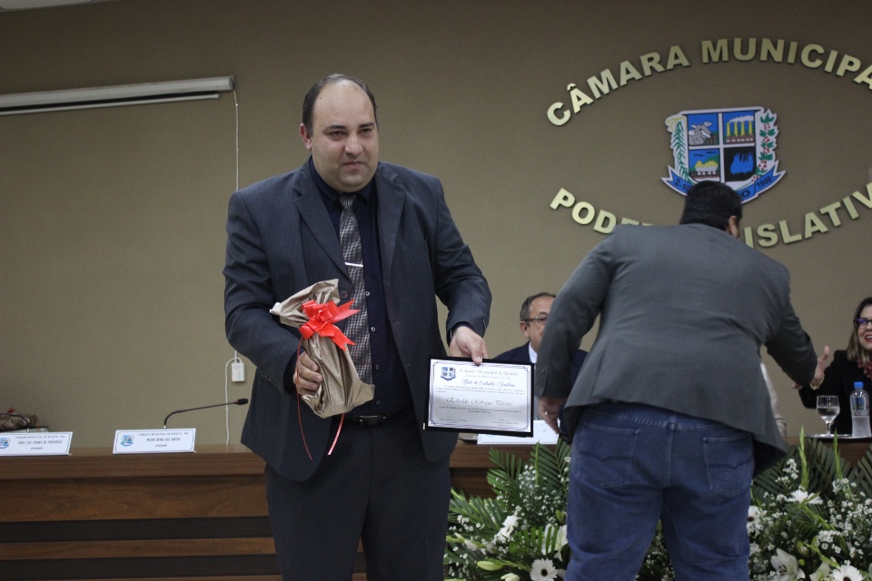 Câmara Municipal entrega título de Cidadão Bonitense