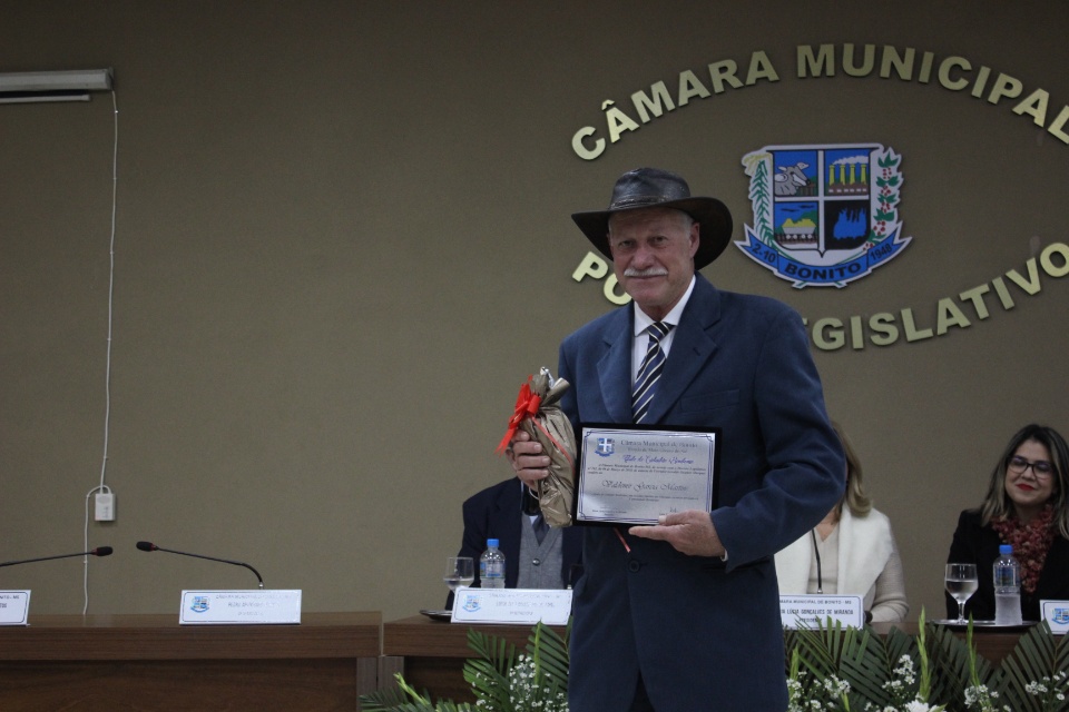 Câmara Municipal entrega título de Cidadão Bonitense