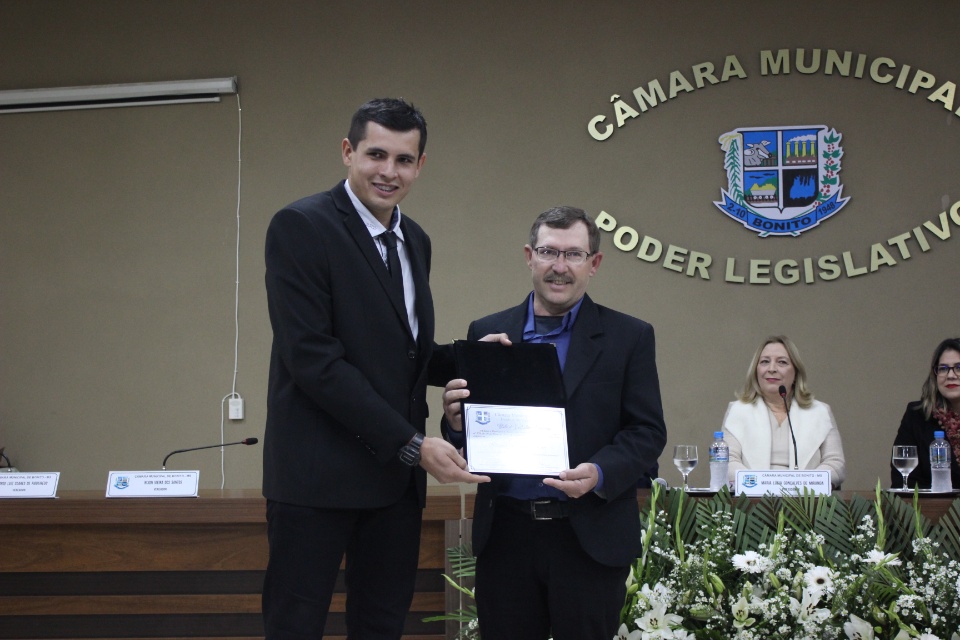 Câmara Municipal entrega título de Cidadão Bonitense