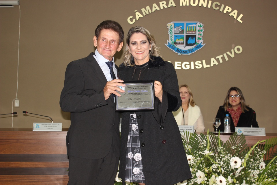 Câmara Municipal entrega título de Cidadão Bonitense