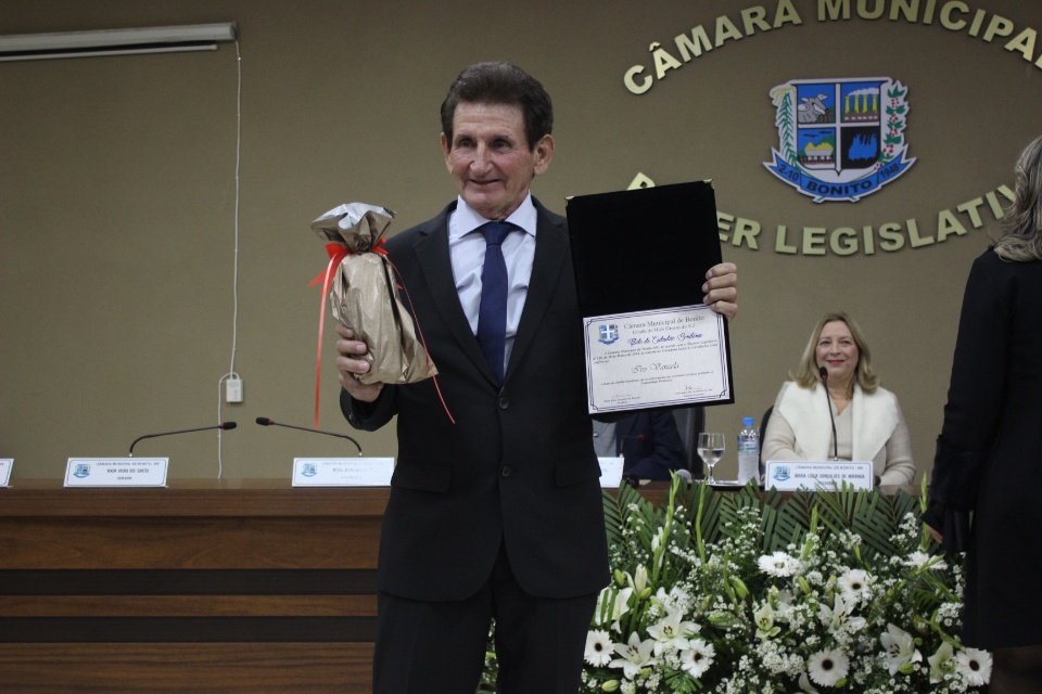 Câmara Municipal entrega título de Cidadão Bonitense