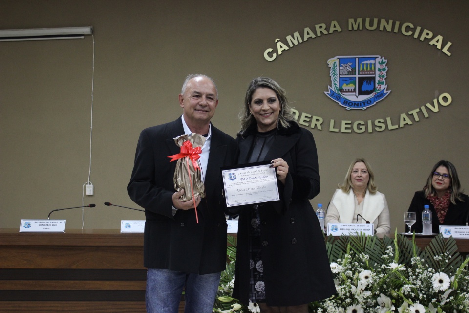 Câmara Municipal entrega título de Cidadão Bonitense
