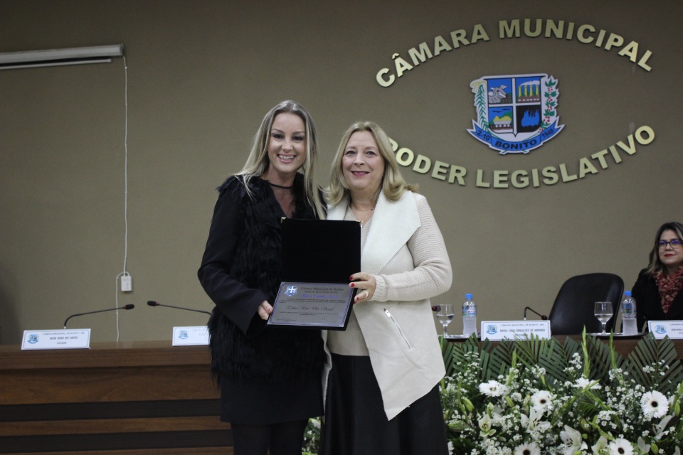 Câmara Municipal entrega título de Cidadão Bonitense