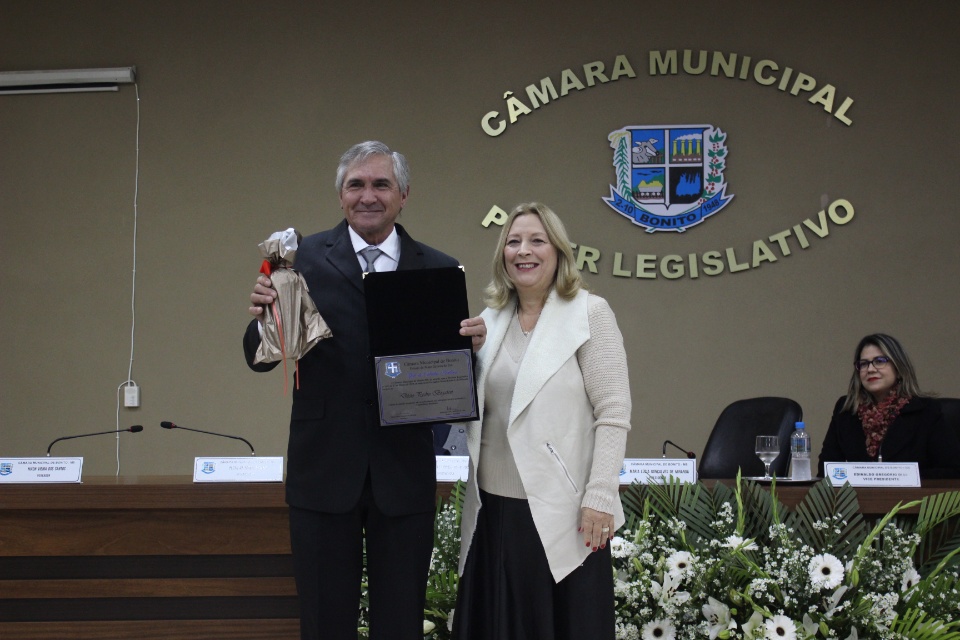Câmara Municipal entrega título de Cidadão Bonitense