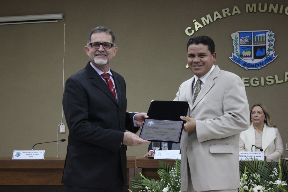 Câmara Municipal entrega título de Cidadão Bonitense