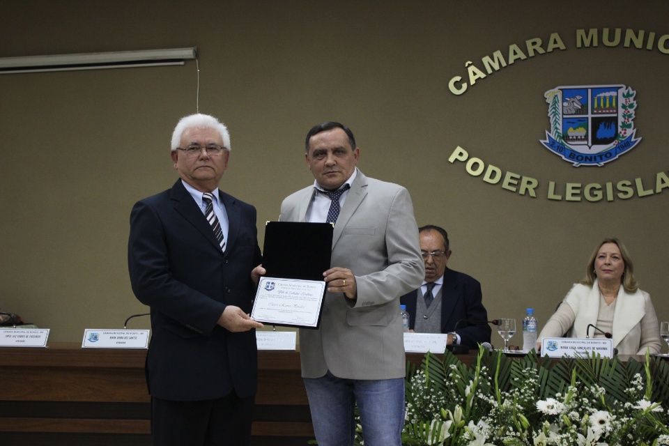 Câmara Municipal entrega título de Cidadão Bonitense