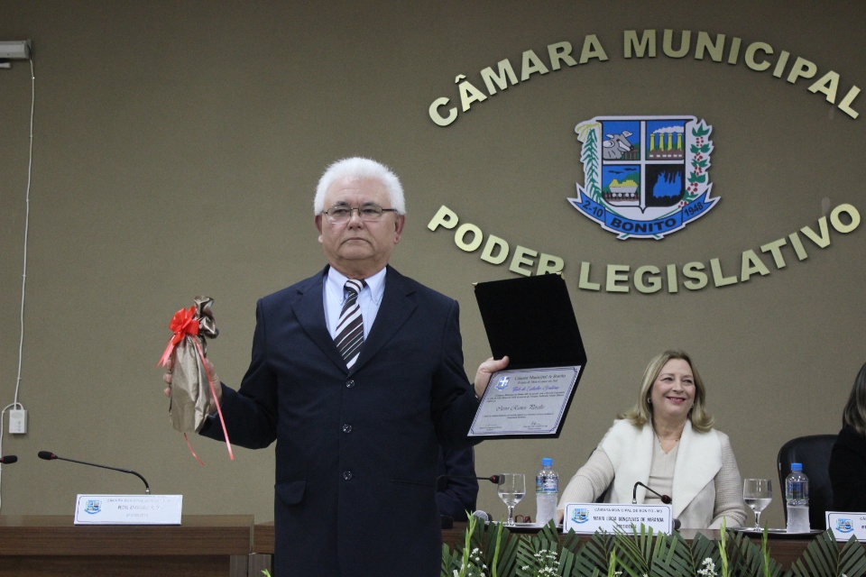 Câmara Municipal entrega título de Cidadão Bonitense