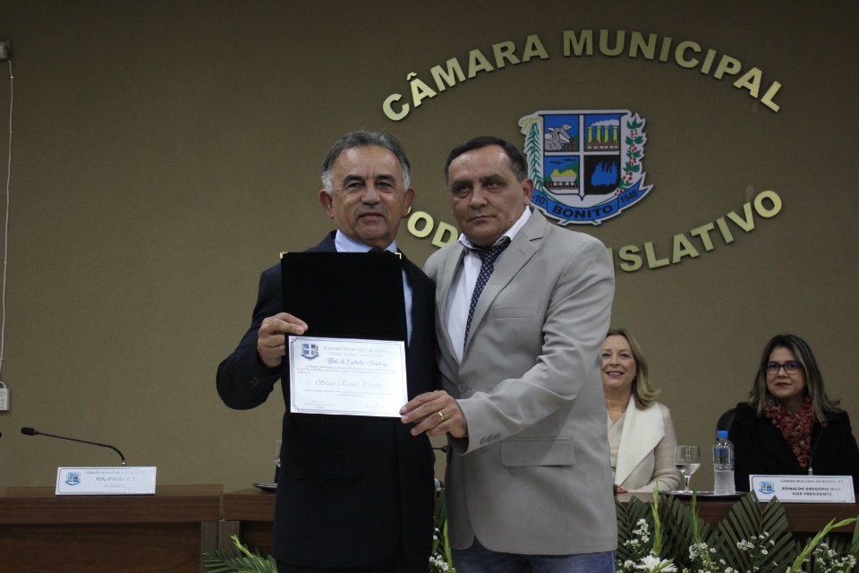 Câmara Municipal entrega título de Cidadão Bonitense