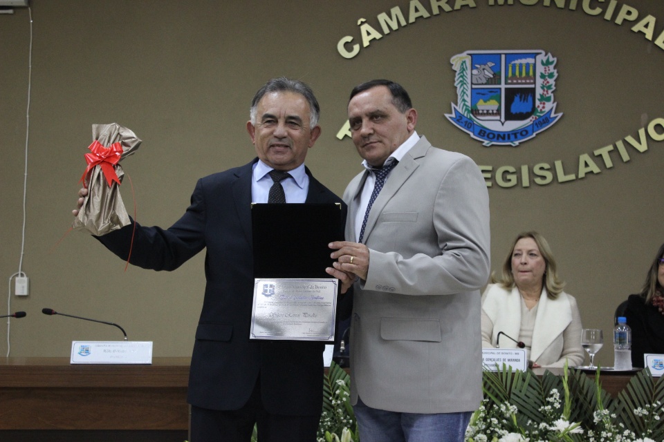 Câmara Municipal entrega título de Cidadão Bonitense