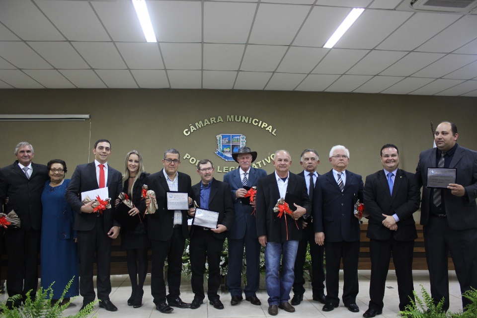 Câmara Municipal entrega título de Cidadão Bonitense