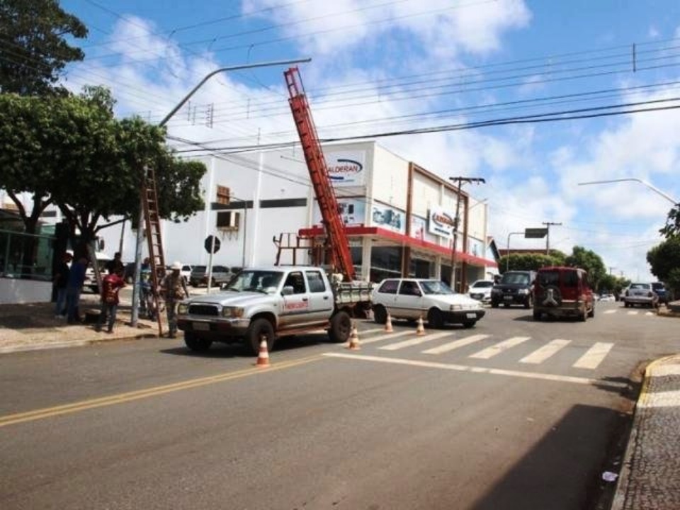 Prefeitura instala semáforos na área urbana da cidade
