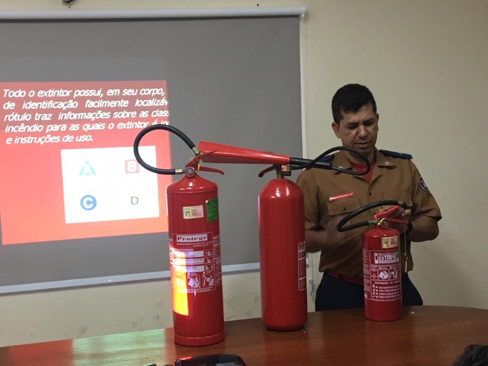 Corpo de Bombeiros realiza palestra e treinamento na Câmara Municipal de Bonito MS