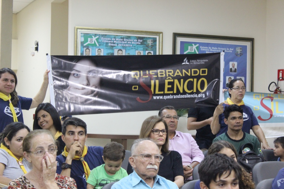 Vereadores entregam Moção de Parabenização a Igreja Adventista do Sétimo Dia
