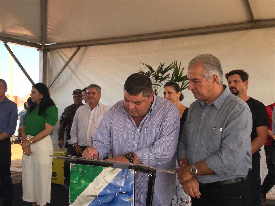 Vereadores participam de assinatura de quatro ordens de serviço para obras de infraestrutura, habitação e melhorias em rodovias.