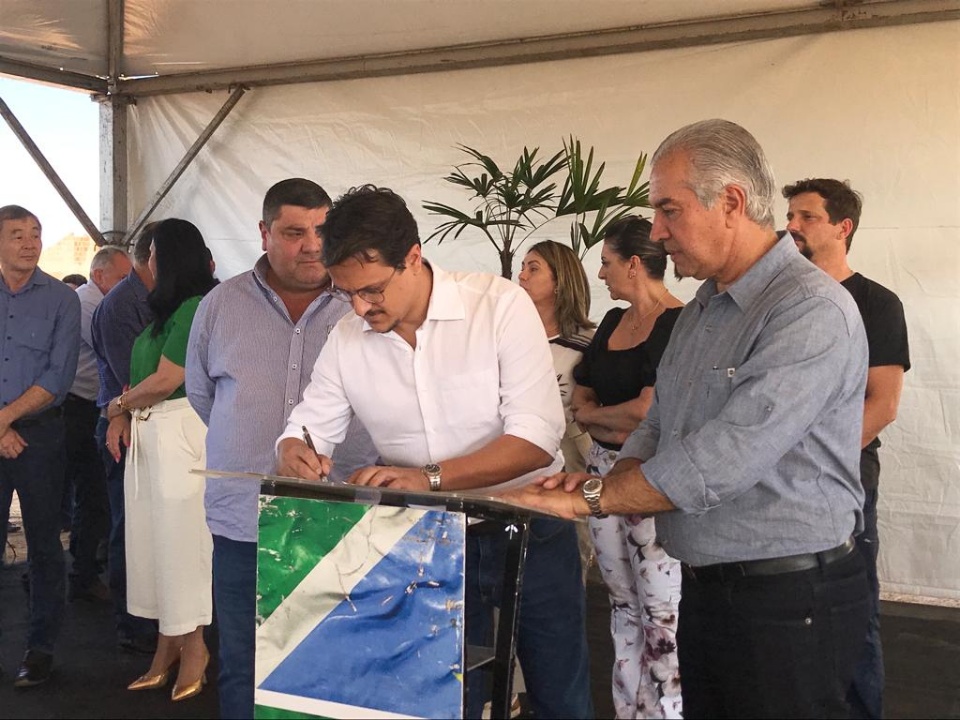 Vereadores participam de assinatura de quatro ordens de serviço para obras de infraestrutura, habitação e melhorias em rodovias.