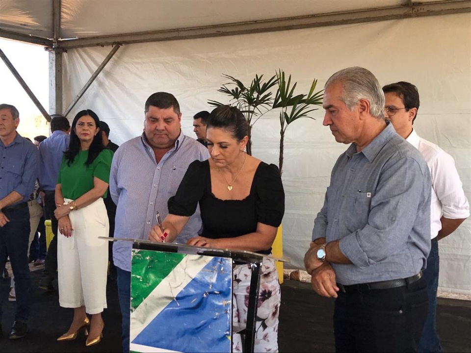 Vereadores participam de assinatura de quatro ordens de serviço para obras de infraestrutura, habitação e melhorias em rodovias.