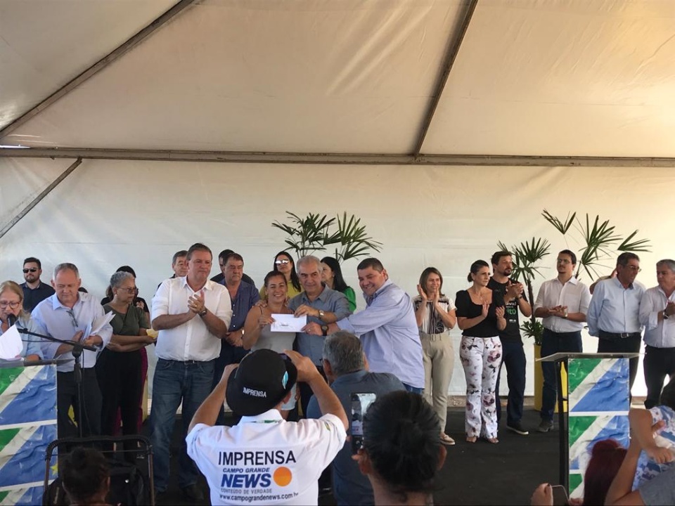 Vereadores participam de assinatura de quatro ordens de serviço para obras de infraestrutura, habitação e melhorias em rodovias.