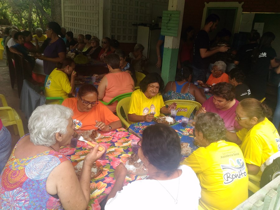 Prefeitura realiza festa de confraternização do Grupo Conviver no balneário