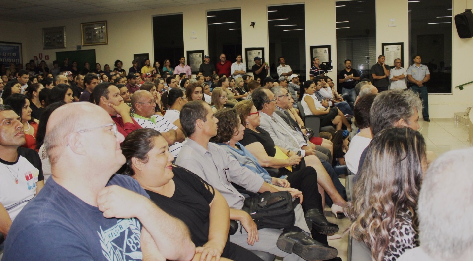 Prefeito participa de Sessão Ordinária e esclarece os 115 dias de sua gestão. Prefeito participa de Sessão Ordinária e esclarece os 115 dias de sua gestão.
