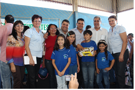 Presidente da Câmara e Vice-prefeito de Bonito participam da pemiação aos alunos destaques