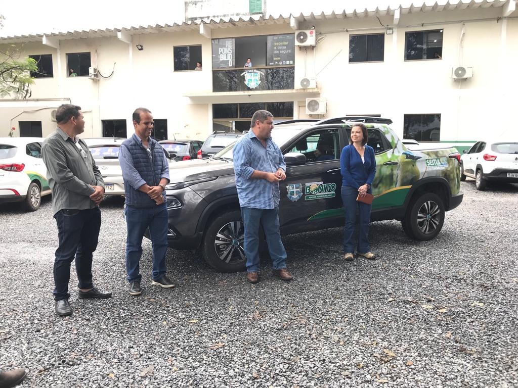 Vereadores participam da entrega de um veículo zero km para a Secretaria de Meio Ambiente. Vereadores participam da entrega de um veículo zero km para a Secretaria de Meio Ambiente.